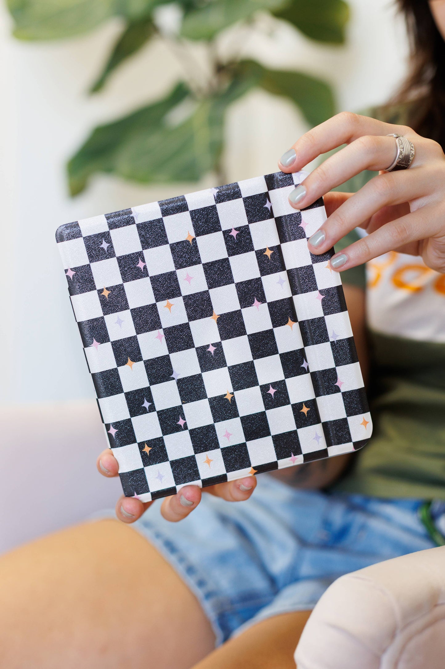 Retro Checkered Clear Back & Handle Kindle & Kobo Case: PPW 2024 & Colorsoft w/handstrap