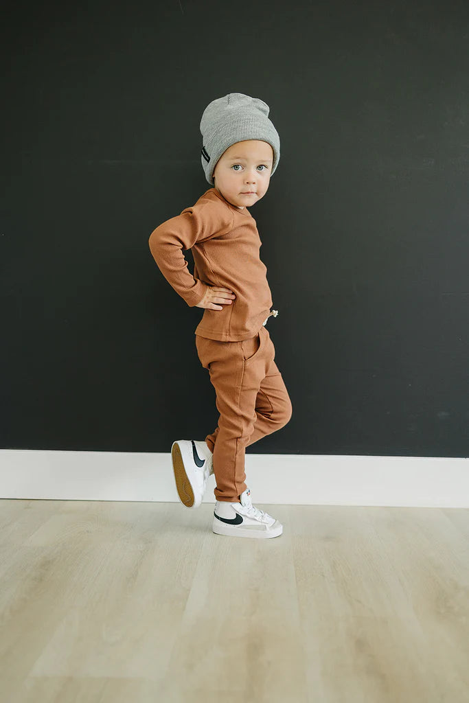 model wearing ribbed rust outfit