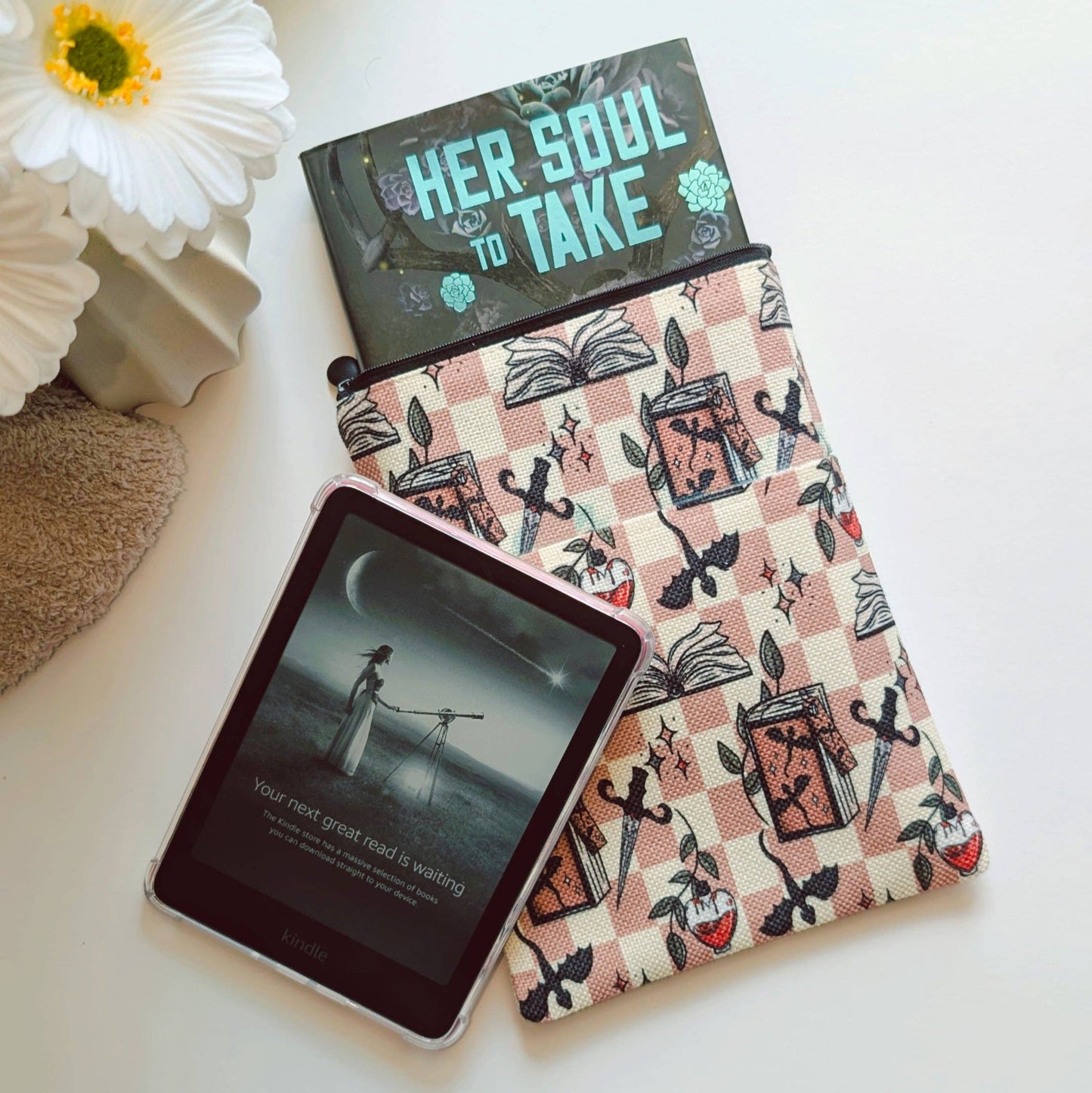 Book & Kindle Sleeve: Bookish Girlie Essentials