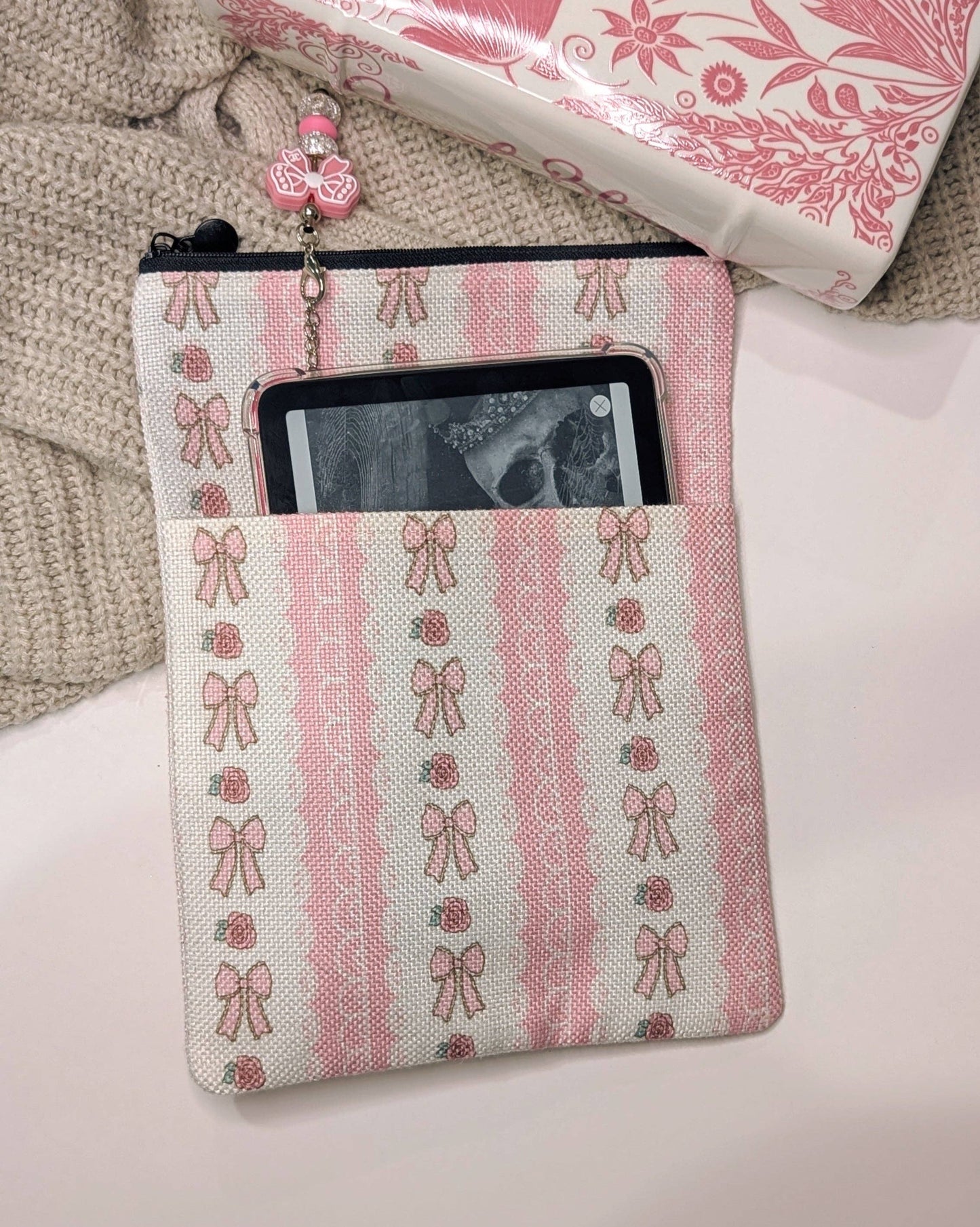 Book & Kindle Sleeve: Bookish Girlie Essentials