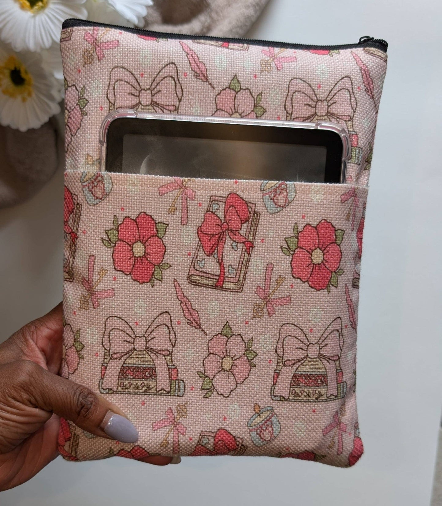 Book & Kindle Sleeve: Bookish Girlie Essentials