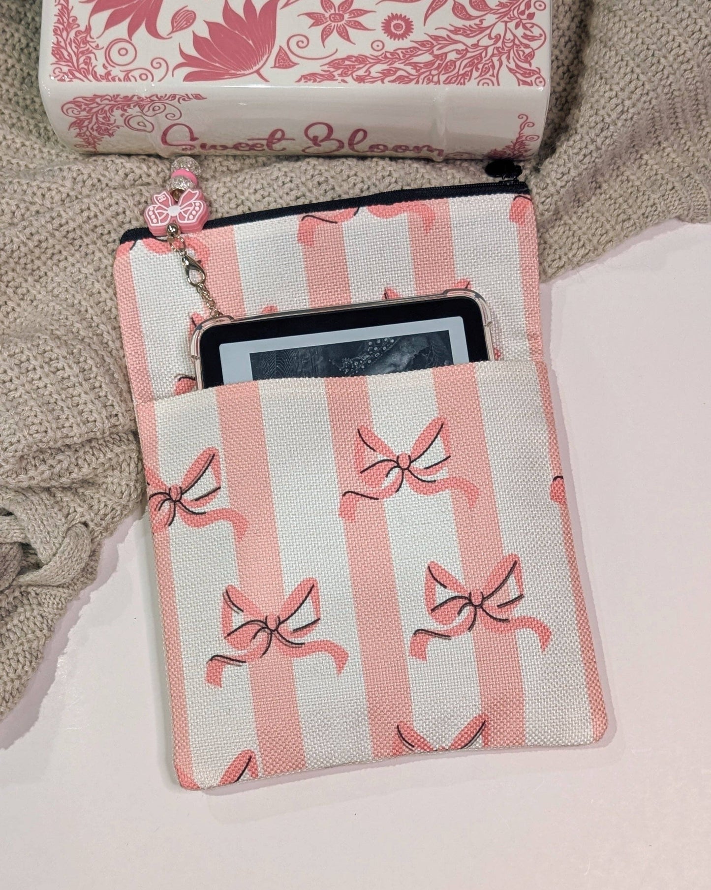 Book & Kindle Sleeve: Bookish Girlie Essentials