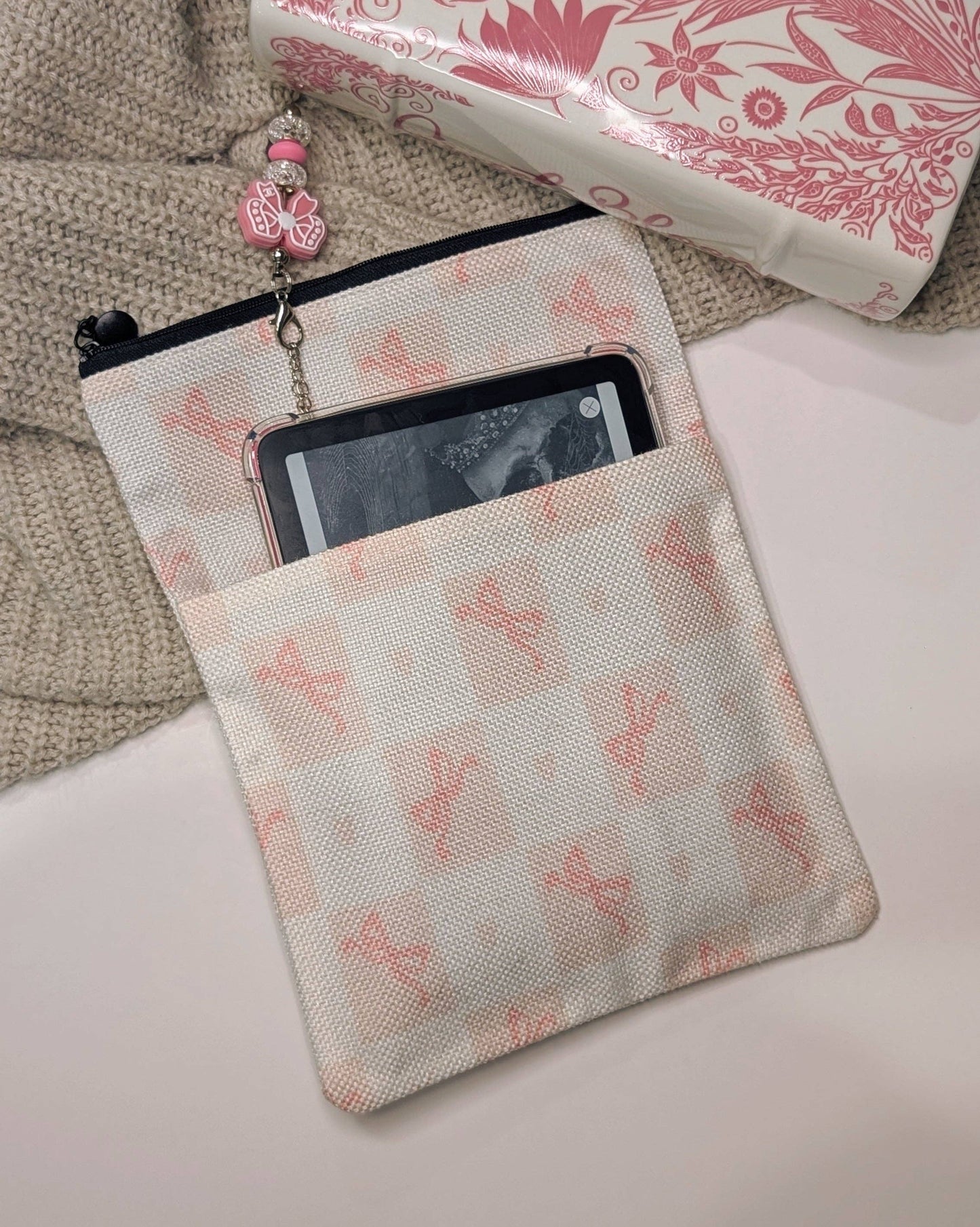 Book & Kindle Sleeve: Bookish Girlie Essentials