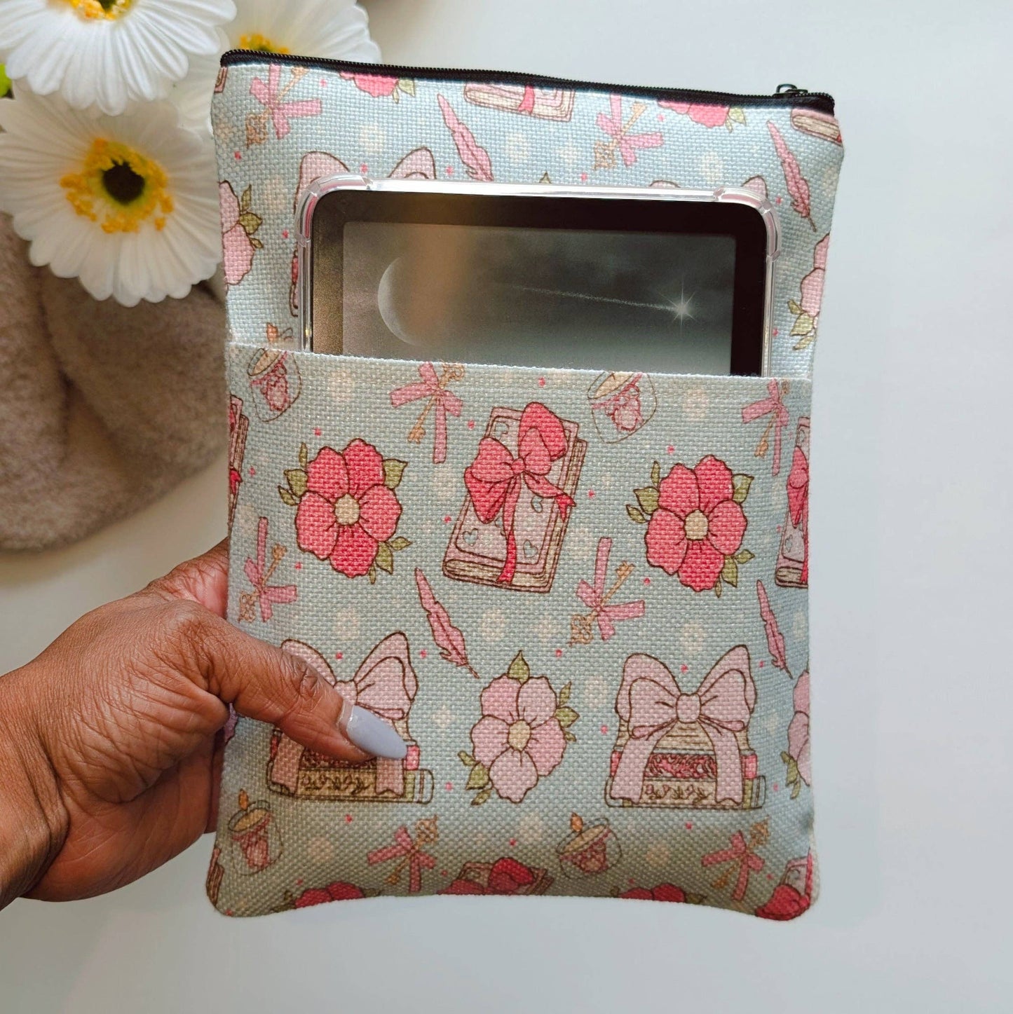 Book & Kindle Sleeve: Bookish Girlie Essentials