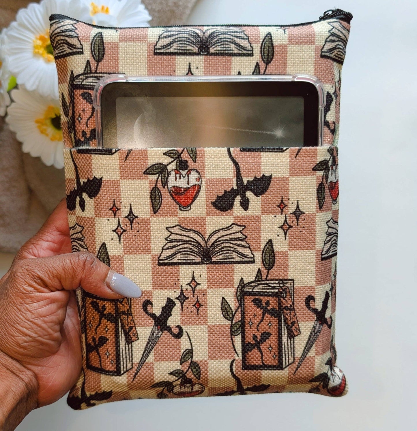 Book & Kindle Sleeve: Bookish Girlie Essentials