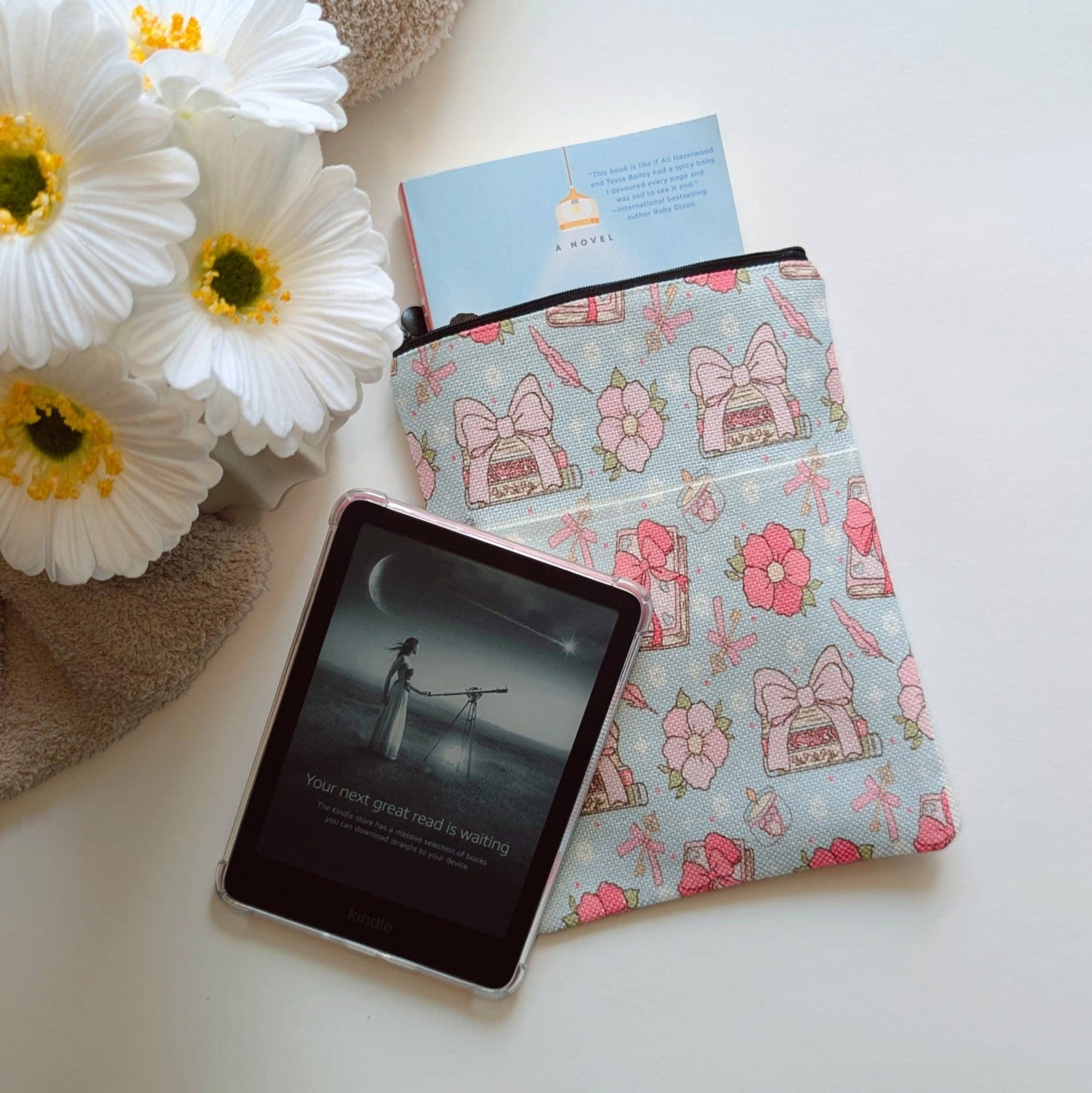 Book & Kindle Sleeve: Bookish Girlie Essentials