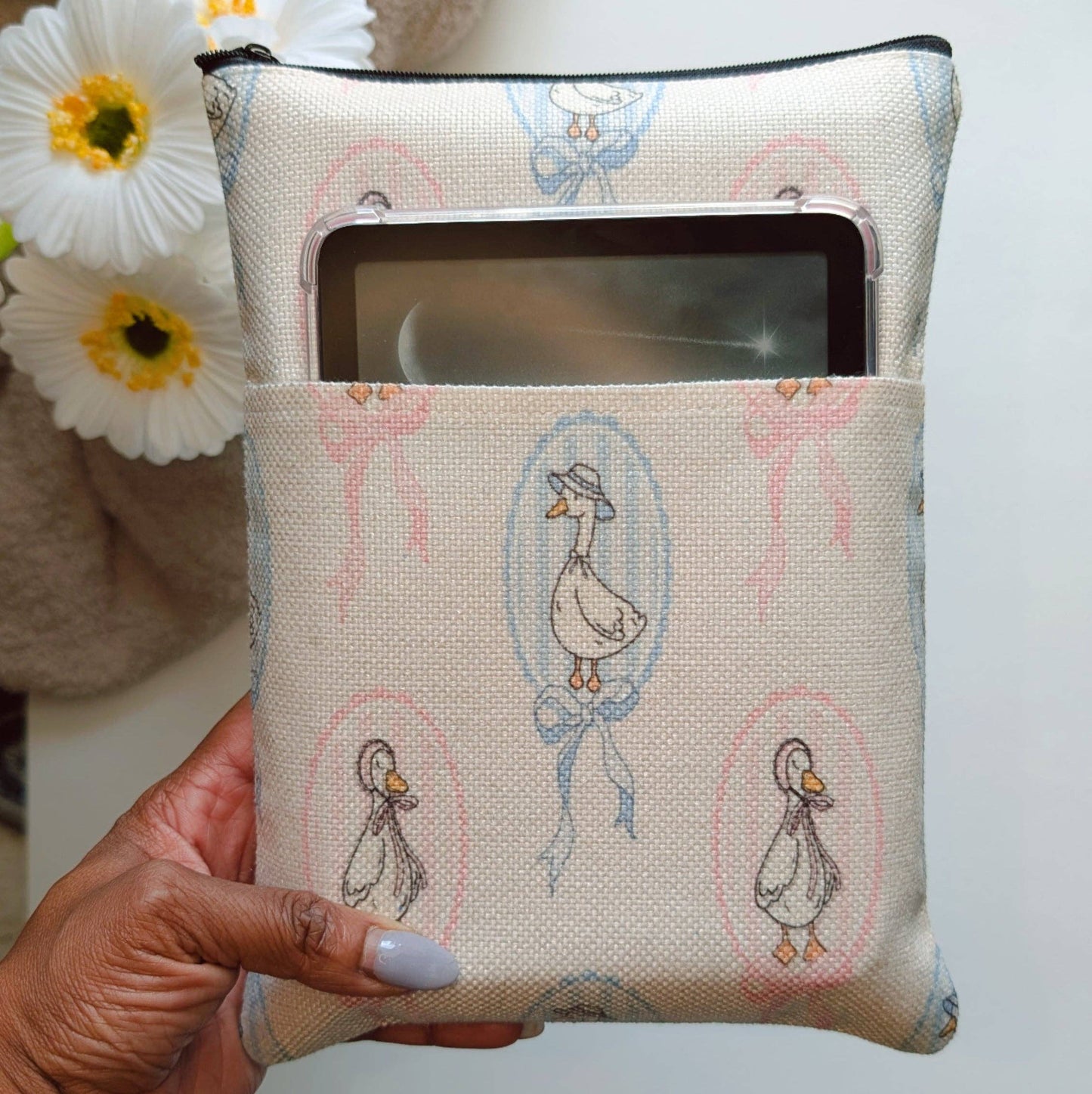 Book & Kindle Sleeve: Bookish Girlie Essentials