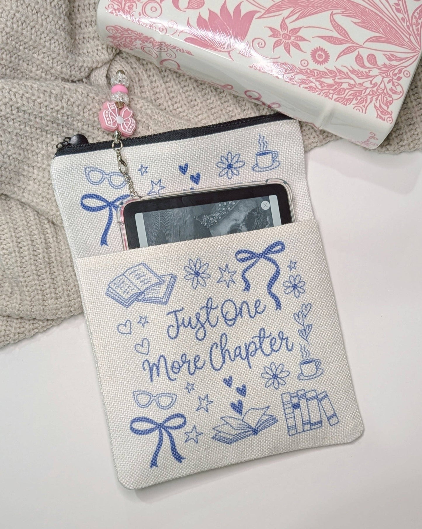 Book & Kindle Sleeve: Bookish Girlie Essentials