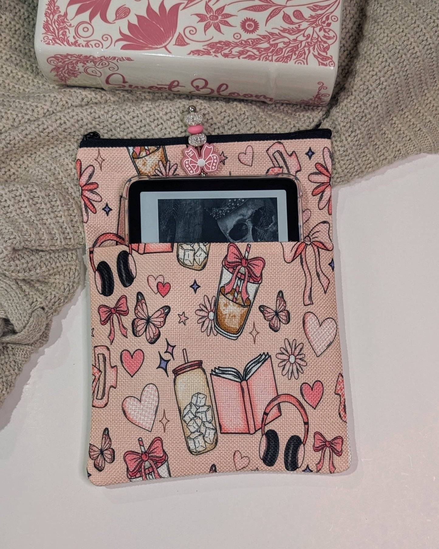 Book & Kindle Sleeve: Bookish Girlie Essentials