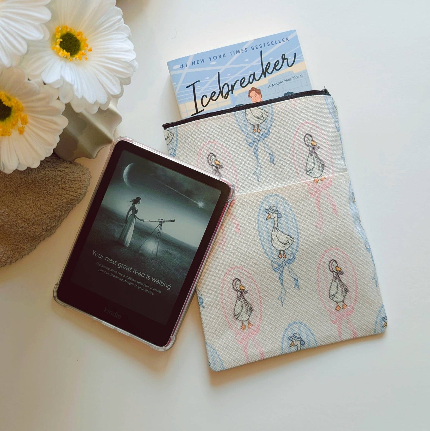 Book & Kindle Sleeve: Bookish Girlie Essentials