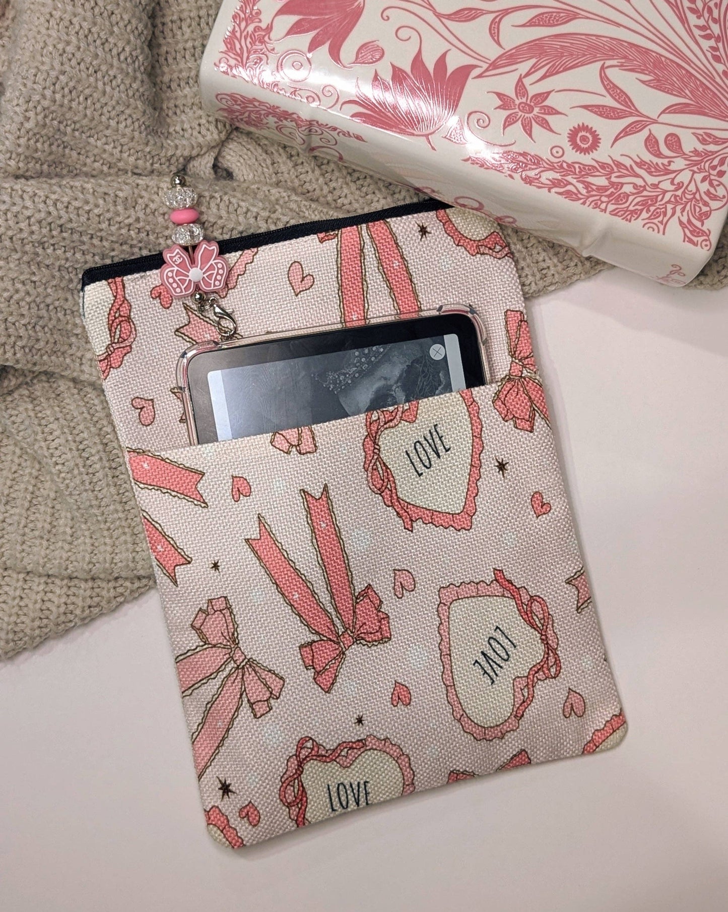 Book & Kindle Sleeve: Bookish Girlie Essentials