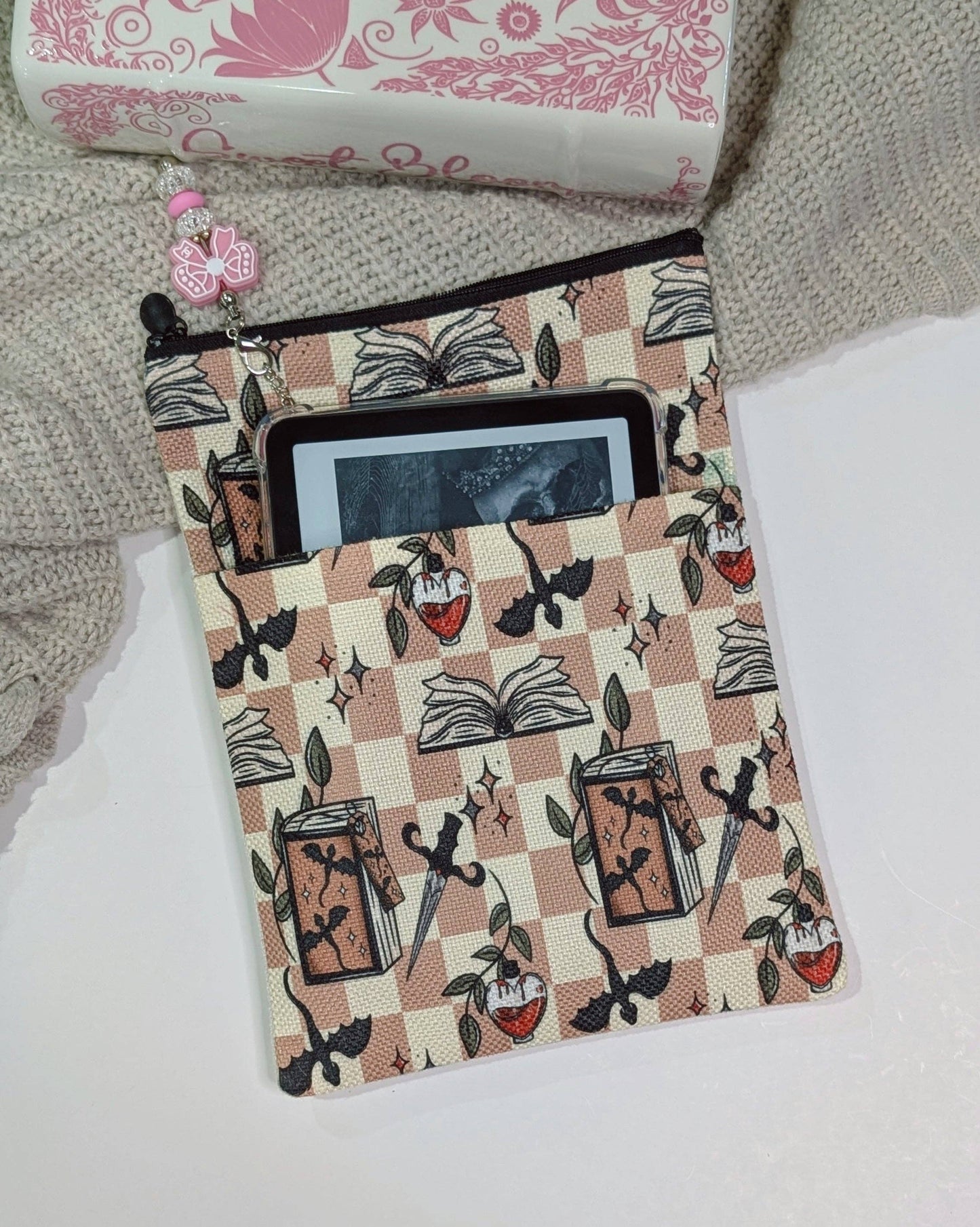 Book & Kindle Sleeve: Bookish Girlie Essentials