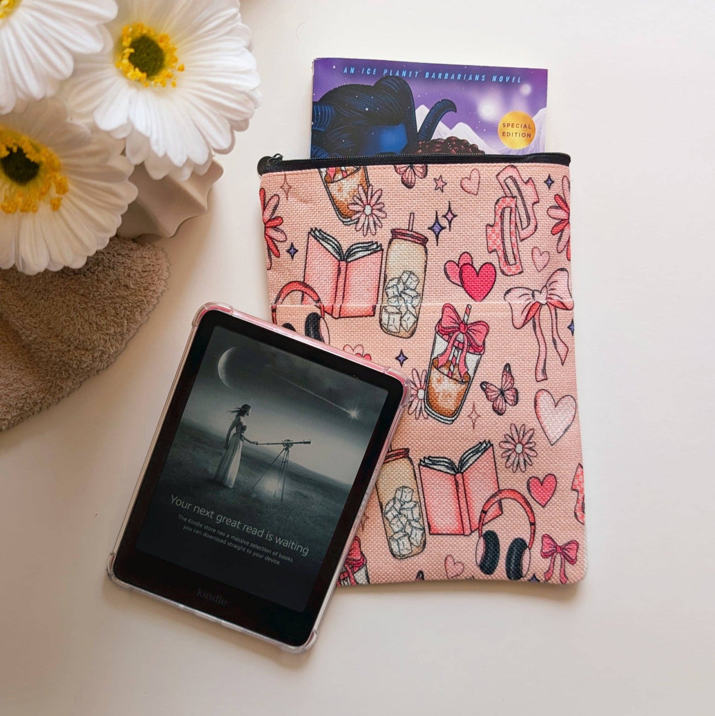 Book & Kindle Sleeve: Bookish Girlie Essentials
