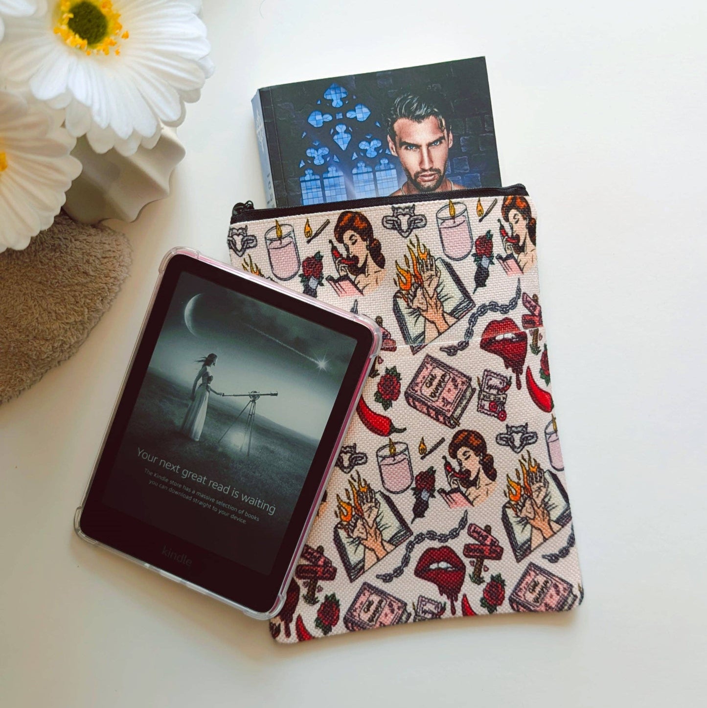Book & Kindle Sleeve: Bookish Girlie Essentials