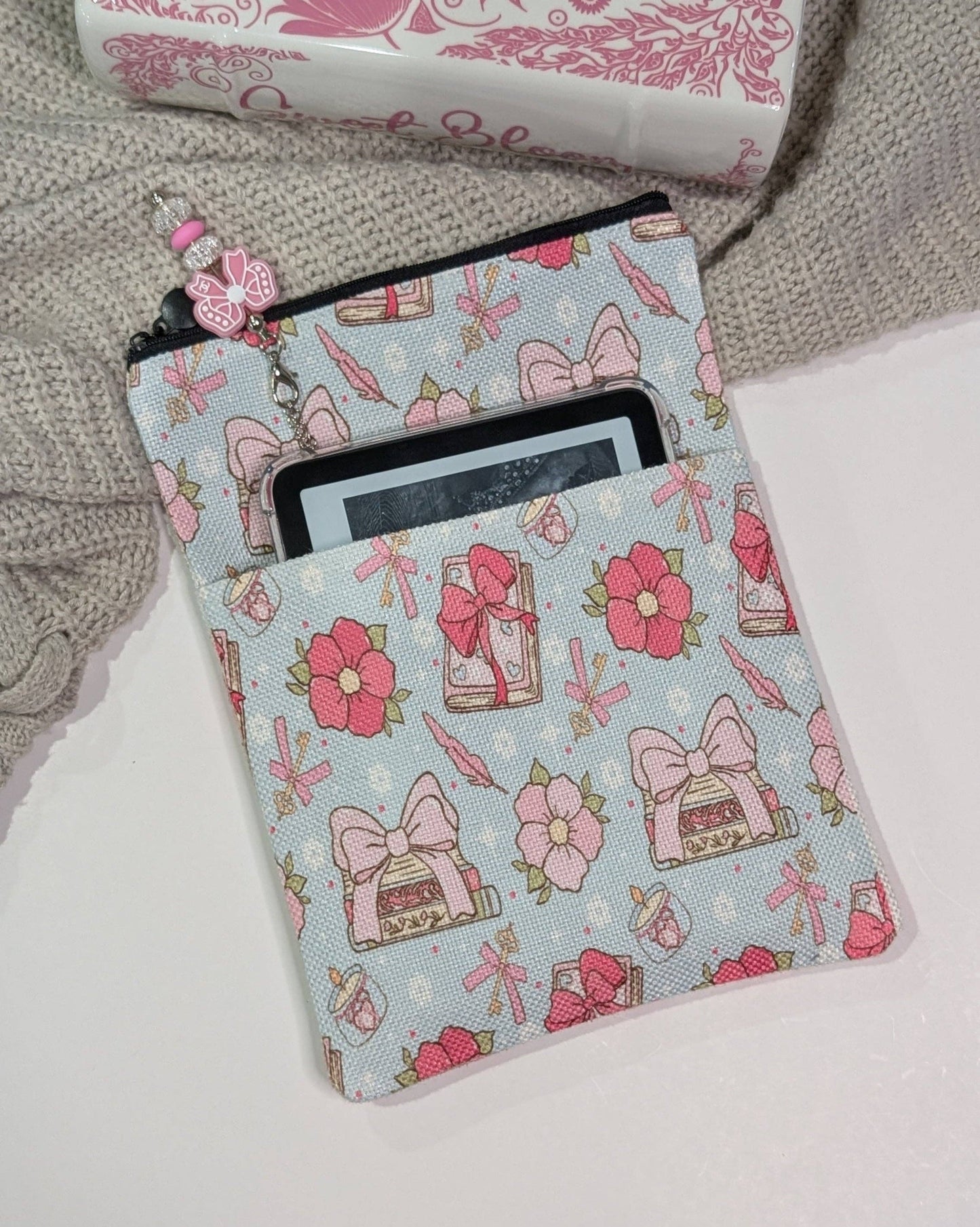 Book & Kindle Sleeve: Bookish Girlie Essentials